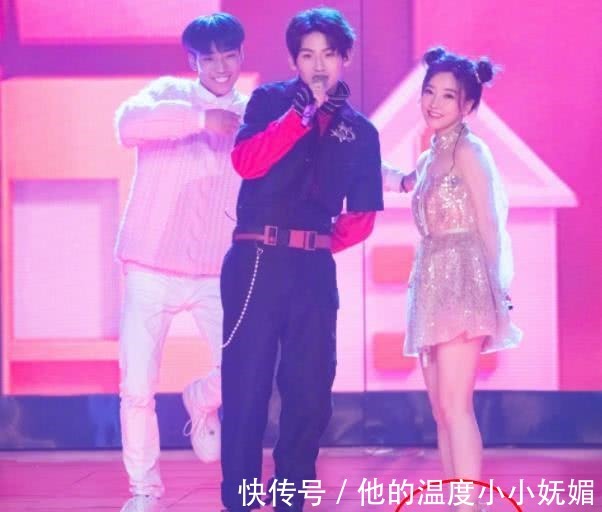 拜托了冰箱|馮提莫在家做毛血旺,離開(kāi)10cm驢蹄鞋,廚房水槽直接暴露身高