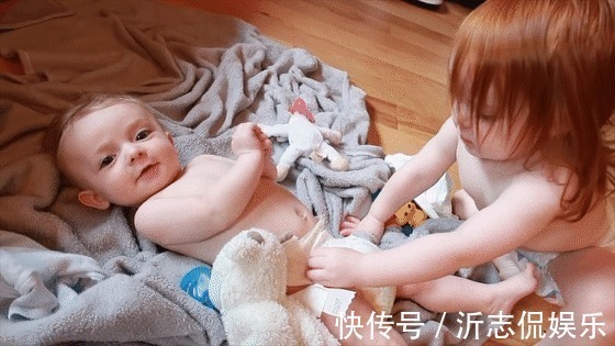大弟弟|1岁半萌娃第一次帮5月大弟弟的忙,下一刻小家伙的反应,好玩了
