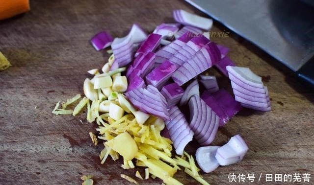 天冷|天冷就爱这一锅,端上桌还咕嘟嘟冒着热气,想吃啥锅里都有