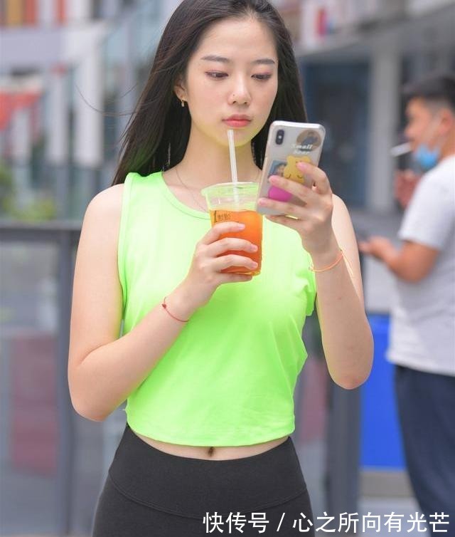 打底裤|姐姐穿的太“心机”,浅绿色的背心配上黑色的打底裤,显瘦而时尚