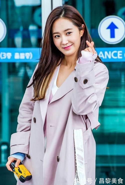 搭配|美女姐姐穿粉色风衣,搭配白高跟有点朴素,低调但气质十足