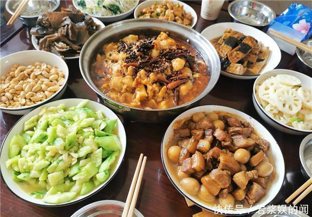 农忙和老公回老家帮忙,婆婆中午下厨招待,一桌菜却城里吃不到!