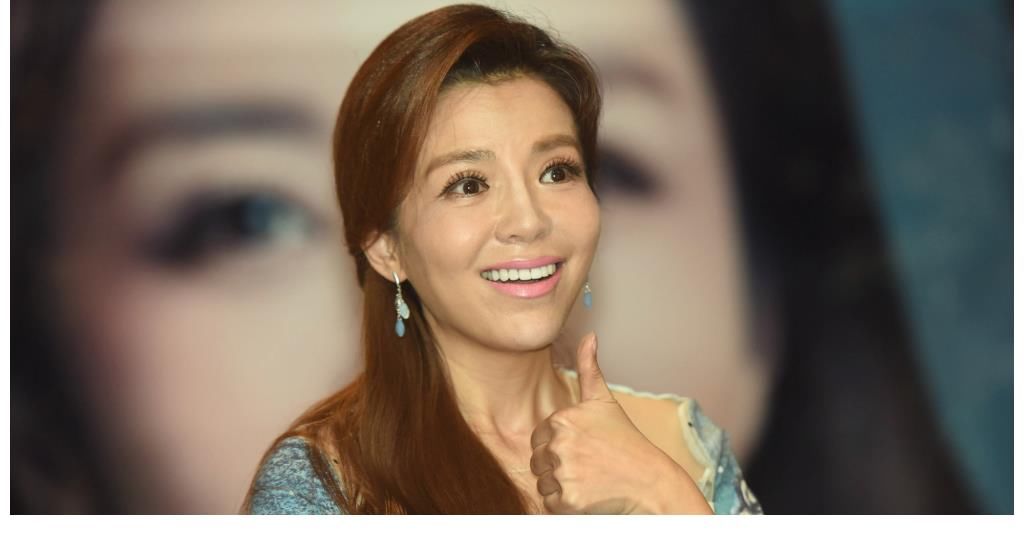 公开|朱迅录制央视节目路透照公开，生图皱纹明显，神采飞扬难掩老态