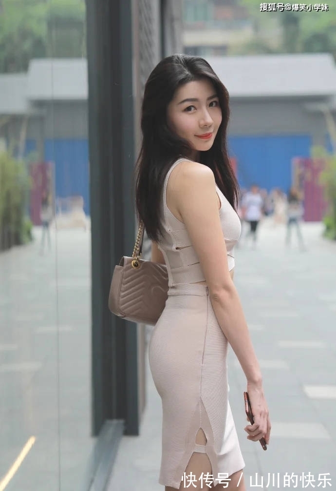 |搞笑段子:我的工作是开出租车,我昨天晚上在火车站接到了一个美女