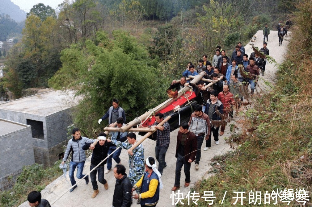 习俗#民间丧葬习俗人去世后为什么要用绳子绑双脚老祖宗的经验之谈