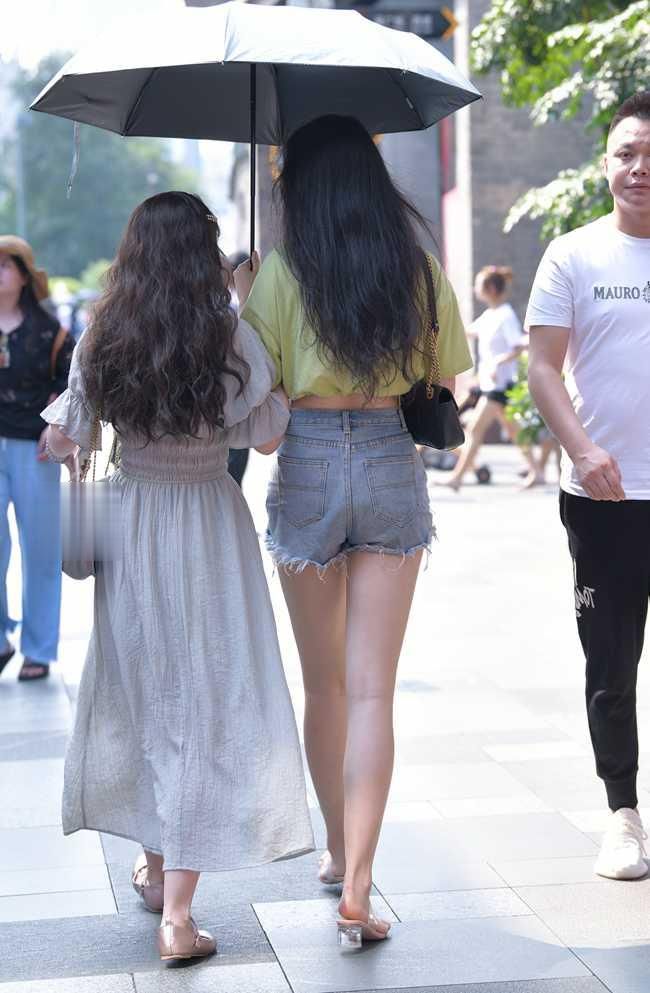 腿这么长还穿高跟鞋，这是要把闺蜜甩出“宇宙”吗？
