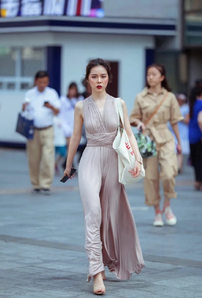 露肩个性连体长裙，显瘦又减龄，见过世面的女人都在穿