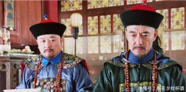 官员要求众才子做对联,此人受尽白眼,说出一对联,众人立马闭嘴!