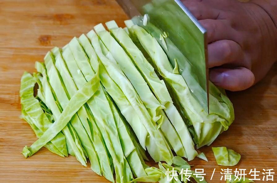 炒包菜，切记不要直接下锅炒！很多人一直做错了，难怪出锅不好吃