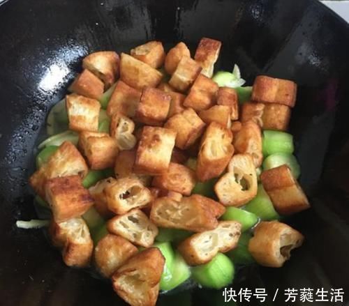 天然“防晒霜”找到了,夏季多吃些,补水又养颜,晒黑的皮肤变白了