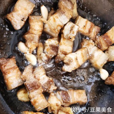 简单易做的虎皮鹌鹑蛋烧肉,让人吃了还想吃