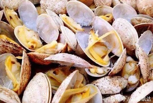 洗花蛤时，万不可加盐吐沙渔民牢记一个土方法，花蛤疯狂吐沙