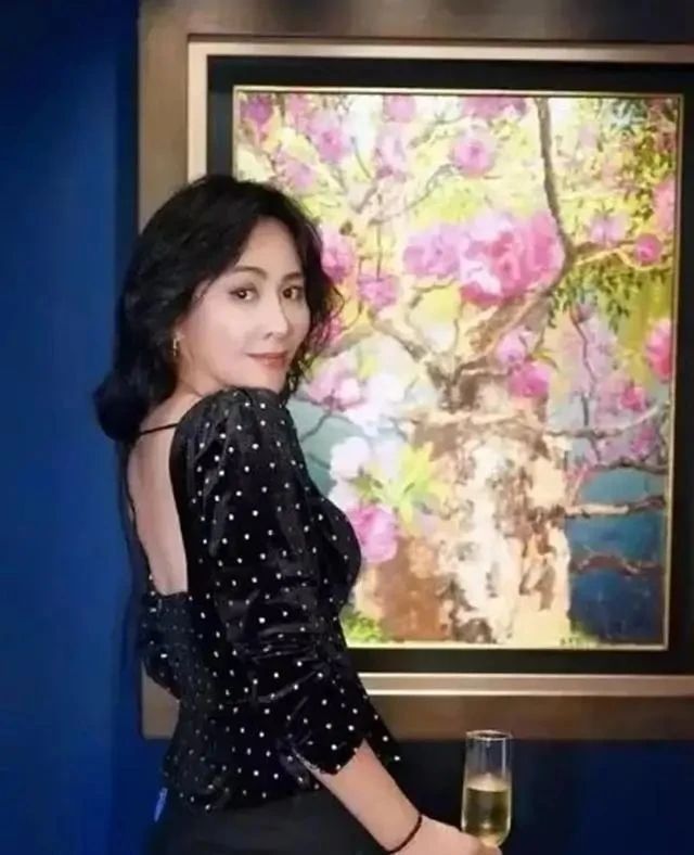 刘嘉玲的豪宅当中,有很多价值不菲的艺术品,就像一个艺术馆一般