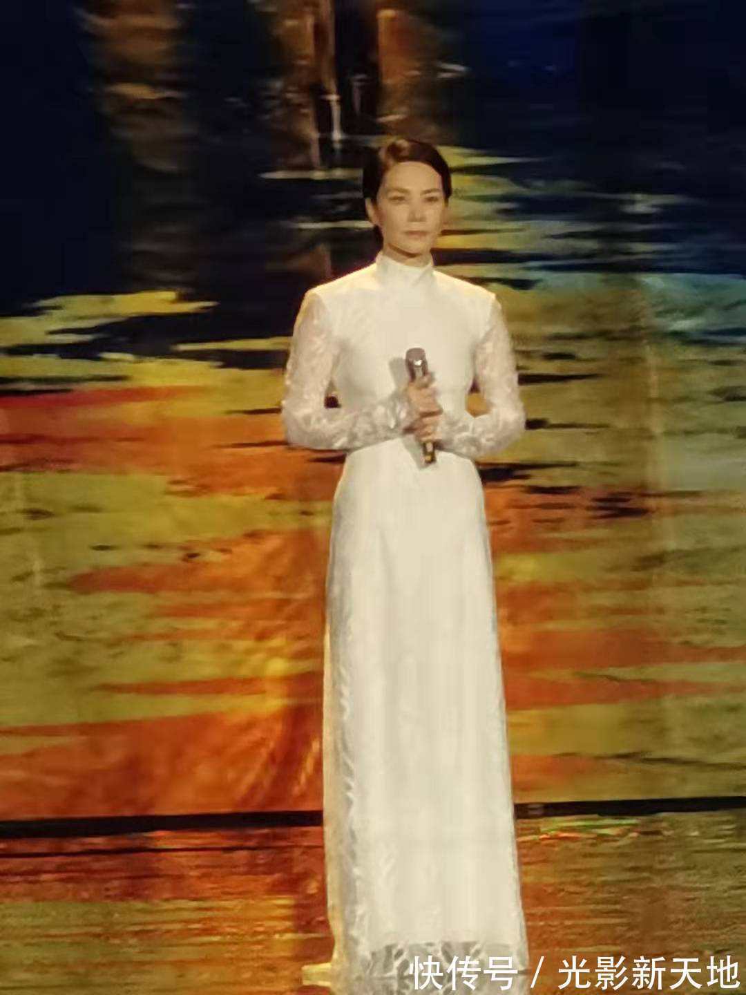 周深|大湾区音乐会彩排现场曝光：素颜王菲显老，周深反复排练