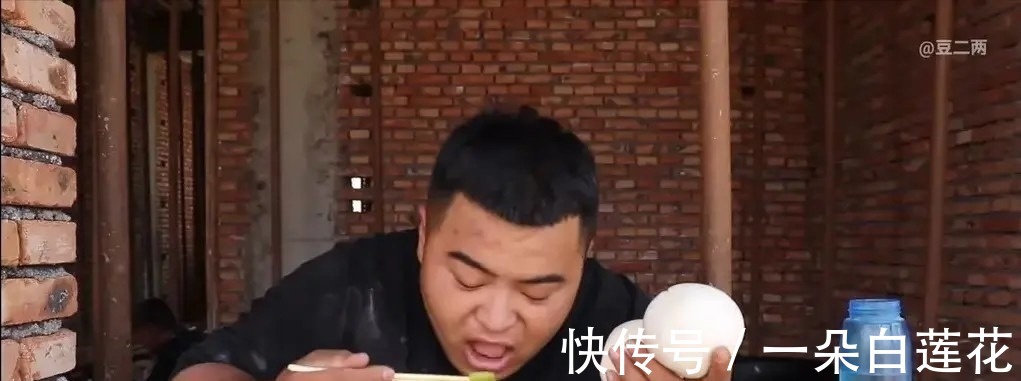 我们是需要正能量的吃播，还是用铺张浪费吸引眼球的视频