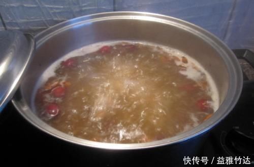 饮食习惯|经常便秘的人,少吃2样食物,多喝2水,有助于润肠通便,了解下
