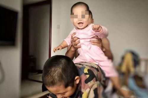 二宝|二胎出生后,女儿总说“墙角有个弟弟”,送医检查后爸妈愧疚不已