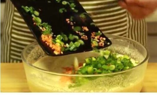 一碗玉米面,开水一烫一搅拌,孩子一次吃十个,天天嚷着做!
