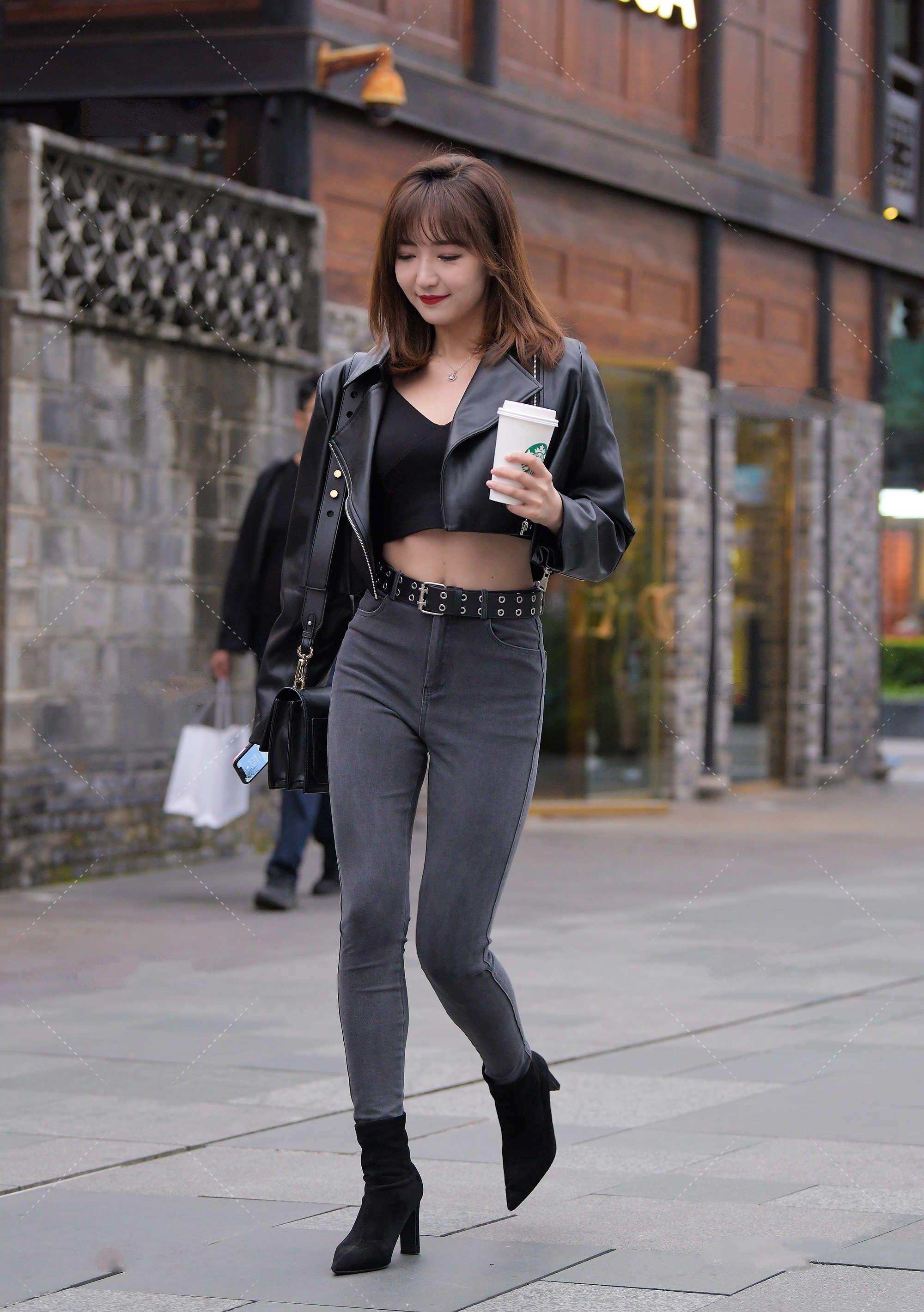 女孩|酷飒女孩必备的皮夹克，这样搭配，更显强大气场