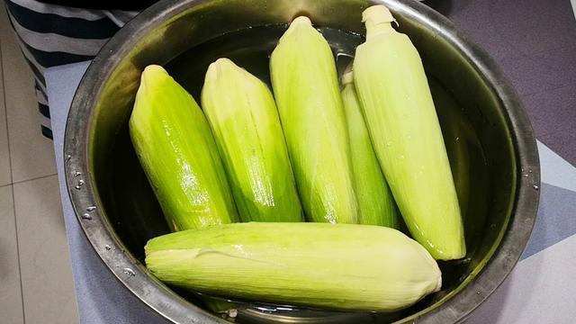 煮玉米时，最忌用清水直接煮，多加2味，玉米又香又糯，很实用