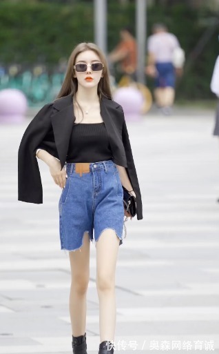 小西服|酷女孩的夏日穿搭,黑色背心搭配牛仔裤,宛若一个国际超模