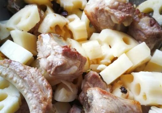 第一次把排骨和它一块炖,原来这么好吃,全家一大盘没吃够