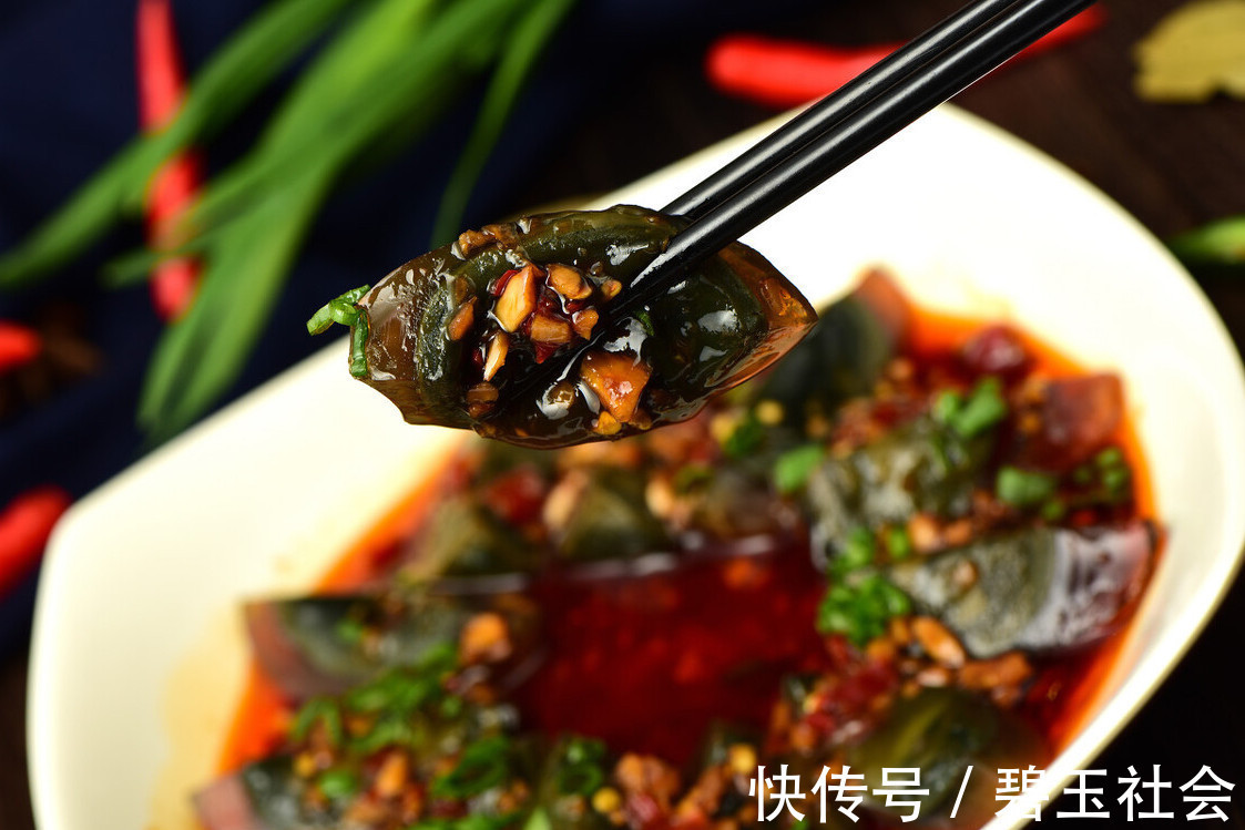 凉拌|皮蛋直接凉拌,难怪吃着又腥又涩,多做1步,皮蛋鲜香又嫩滑