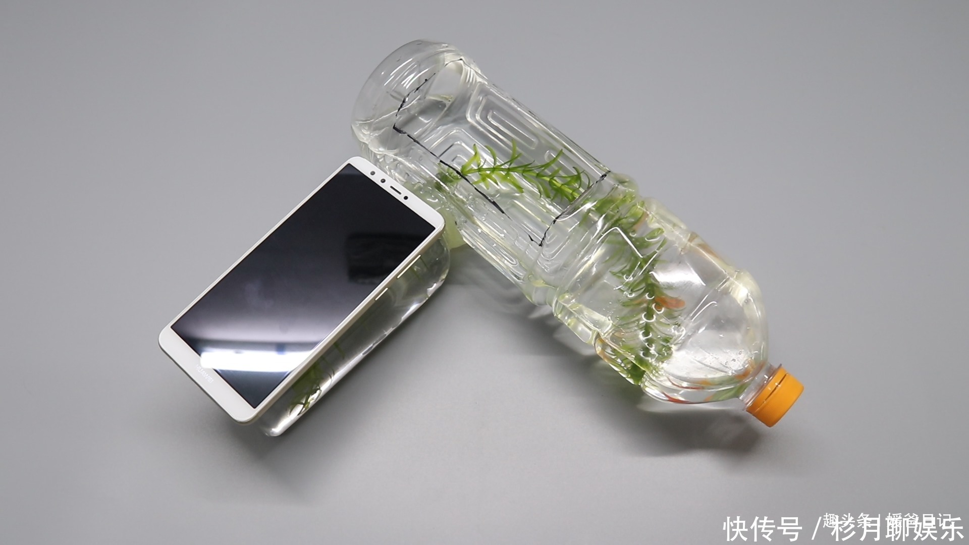 热熔胶|塑料瓶卖了不值钱，可以用来制作鱼缸，锻炼下孩子的动手能力