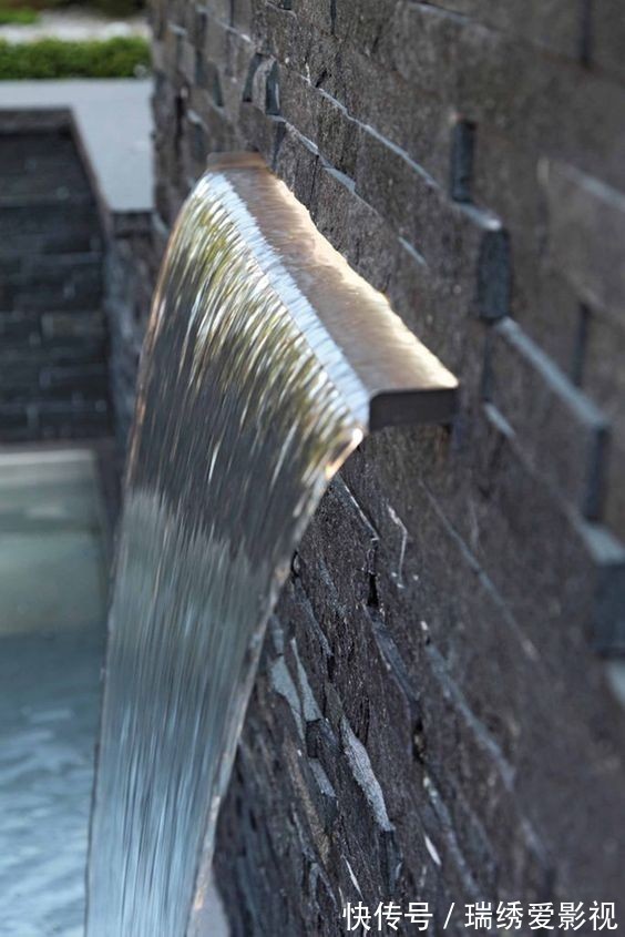 庭院|后悔在院里挖鱼池了，真不如设计一面水景墙，潺潺流水，意境满满