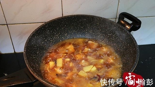 花样|鸡翅别再红烧了,换个花样加它一起烧,喷香下饭,一盘转身就没了