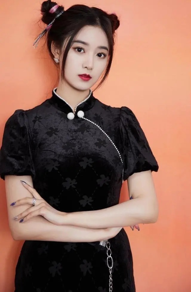 灵动|徐艺洋的女团身材“真香”,穿旗袍裙扮在逃公主,漫画腰抢镜