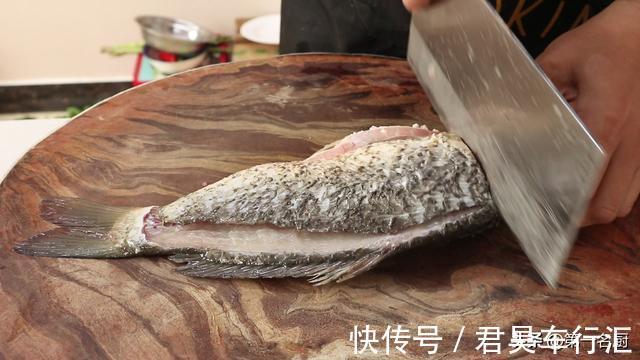 配菜|水煮鱼怎样做更好吃？大厨详细讲解鱼片腌制技巧，鱼肉滑嫩无腥味