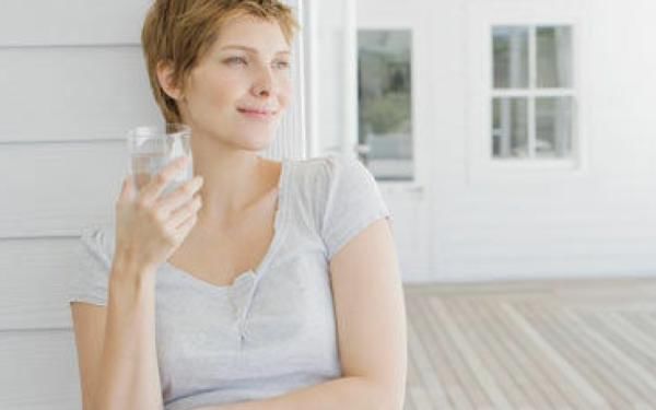 饮水|孕妇做B超憋尿,一口气连喝10杯水,导致昏睡或致胎儿畸形