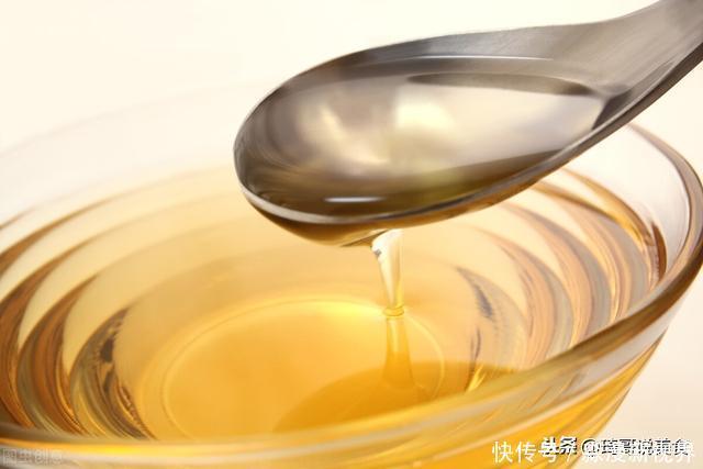 这样“假香油”好多人在吃,买香油记得“3辨”,一碗清水现原形