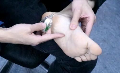 男性朋友|男性失眠咋办?将这一小物抹脚底,你会收获惊喜,另一半也更开心