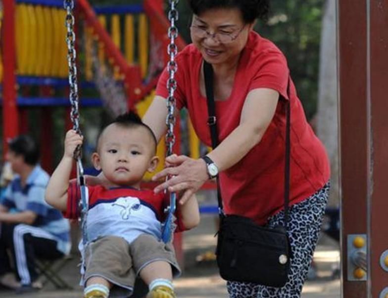 奶奶|把孩子从1个月带到4岁，反手就跟奶奶亲，姥姥心里有苦说不出