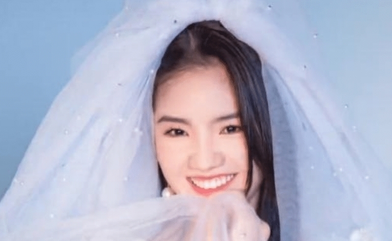 《变形计》李勒优婚纱照火了，成亭亭玉立的大姑娘，依旧灵气甜美