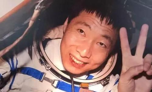 当年杨利伟上太空,为何要带把枪苏联宇航员的惨痛教训不敢忘