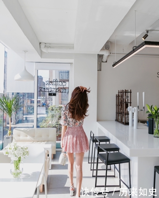 孙允珠:碎花喇叭口青春款上衣配镂空粉色小百褶短裙