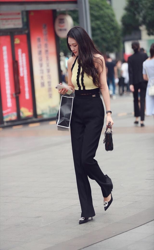 穿搭|小姐姐的端庄穿搭很有个性,头发秀美,身姿曼妙