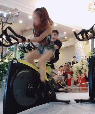 搞笑|搞笑GIF：拔河遇到这么敬业的队友，不赢都对不住他！