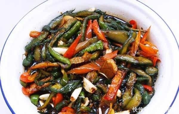 这位|这位老奶奶腌制的黄瓜:酸中带甜,辣味适中,冰爽可口,开胃消食
