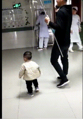 |搞笑GIF:奔三的老阿姨了,还好意思过生日?扎心不,老妹!