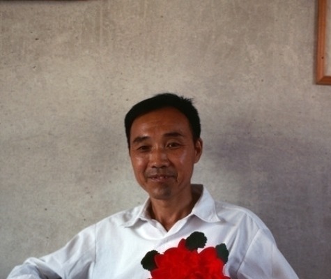 那个年代$70年代罕见的老照片:胸前佩戴大红花是荣耀的象征,老师在课堂教授古诗