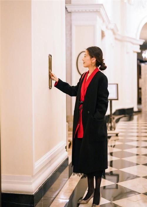 会穿懂搭的女人，穿大衣都不会配“裸靴”，这4双鞋更加时髦显高