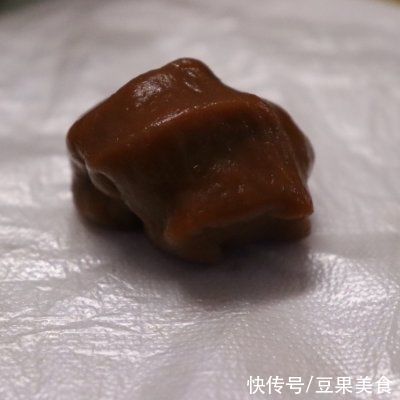 家常菜|#巨下饭的家常菜#巧克力冰皮月饼：乳香四溢的奶黄馅儿