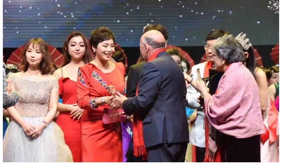 著名主持人、導(dǎo)演劉瑋榮獲中國社會福利基金會頒發(fā)“公益慈善特別貢獻(xiàn)獎”