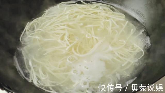 早晨就爱这样做面条,酸辣开胃,营养美味,5分钟搞定全家人早餐