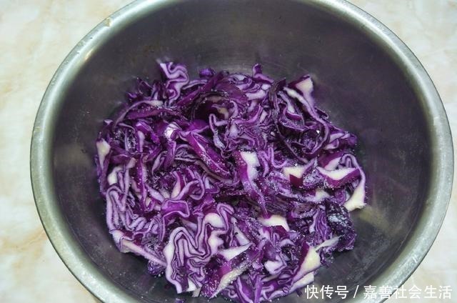 凉拌|天气炎热,分享1道胖人爱吃的低脂菜,隔三差五吃,衣服渐宽松
