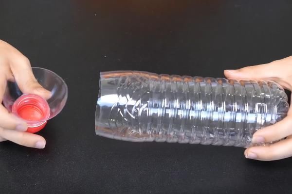 千家万户|衣架上挂一个塑料瓶,放在阳台太实用了,解决了千家万户的烦恼!